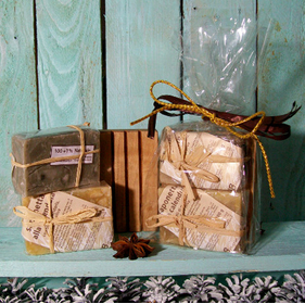 2 saponi artigianali alla lavanda e calendula, con portasapone in legno