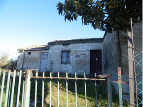 Mondolfo - In localitÃ  Monteciapellano casa affiancata su un lato da ristrutturare di circa 65mq.