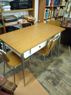 Tavolo con madia e tre sedie